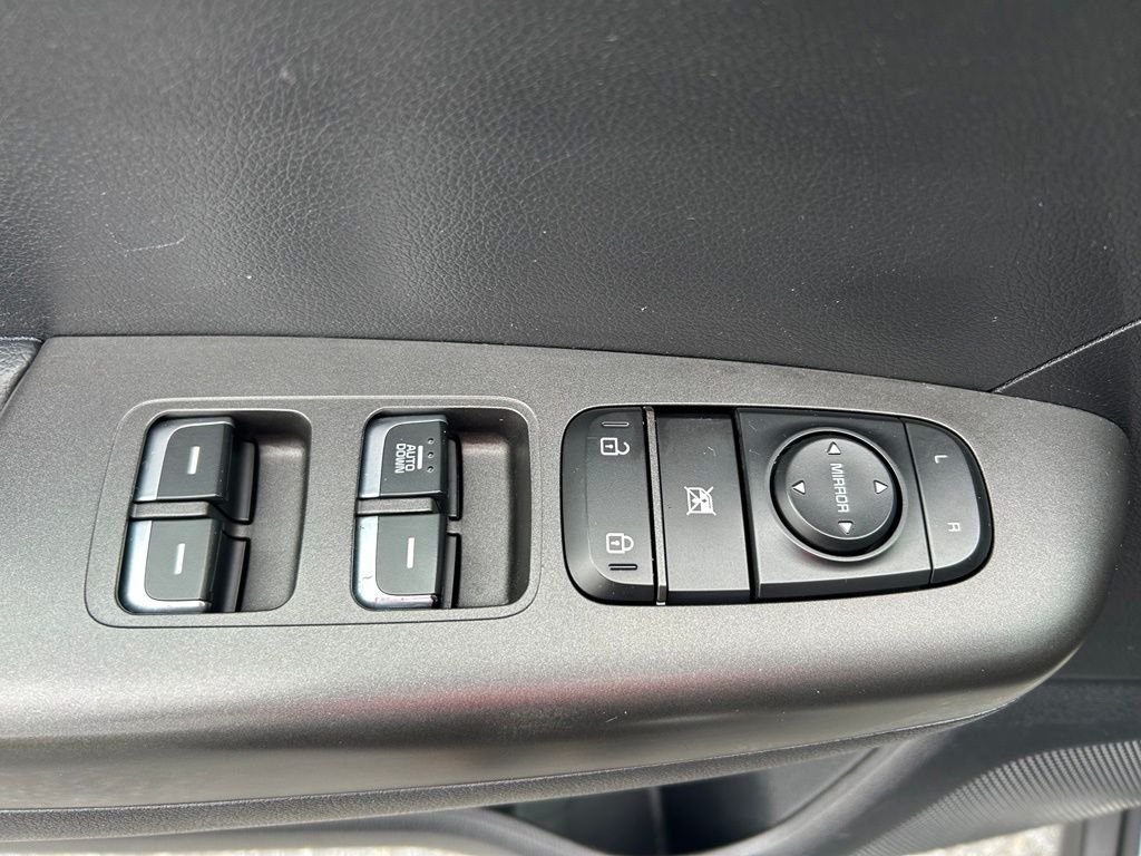 Used 2018 White Kia LX image 14