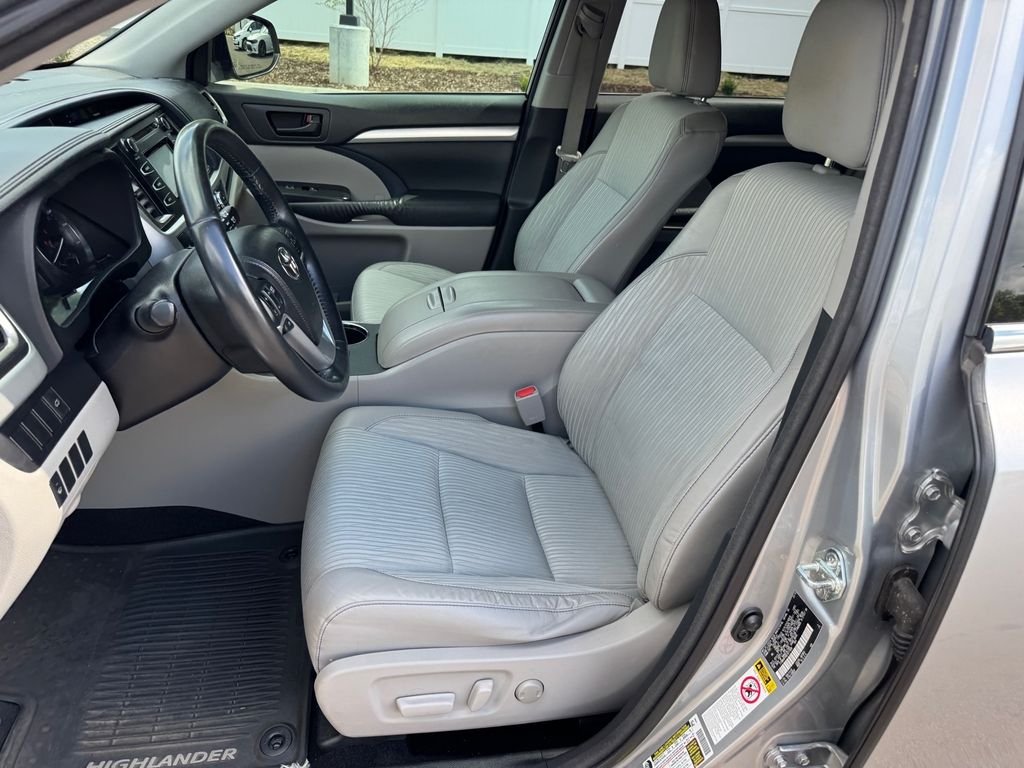 Used 2014 Silver Toyota LE Plus V6 image 5