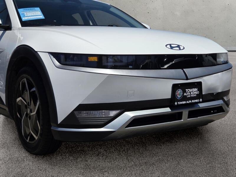Used 2023 White HYUNDAI SE RWD image 8