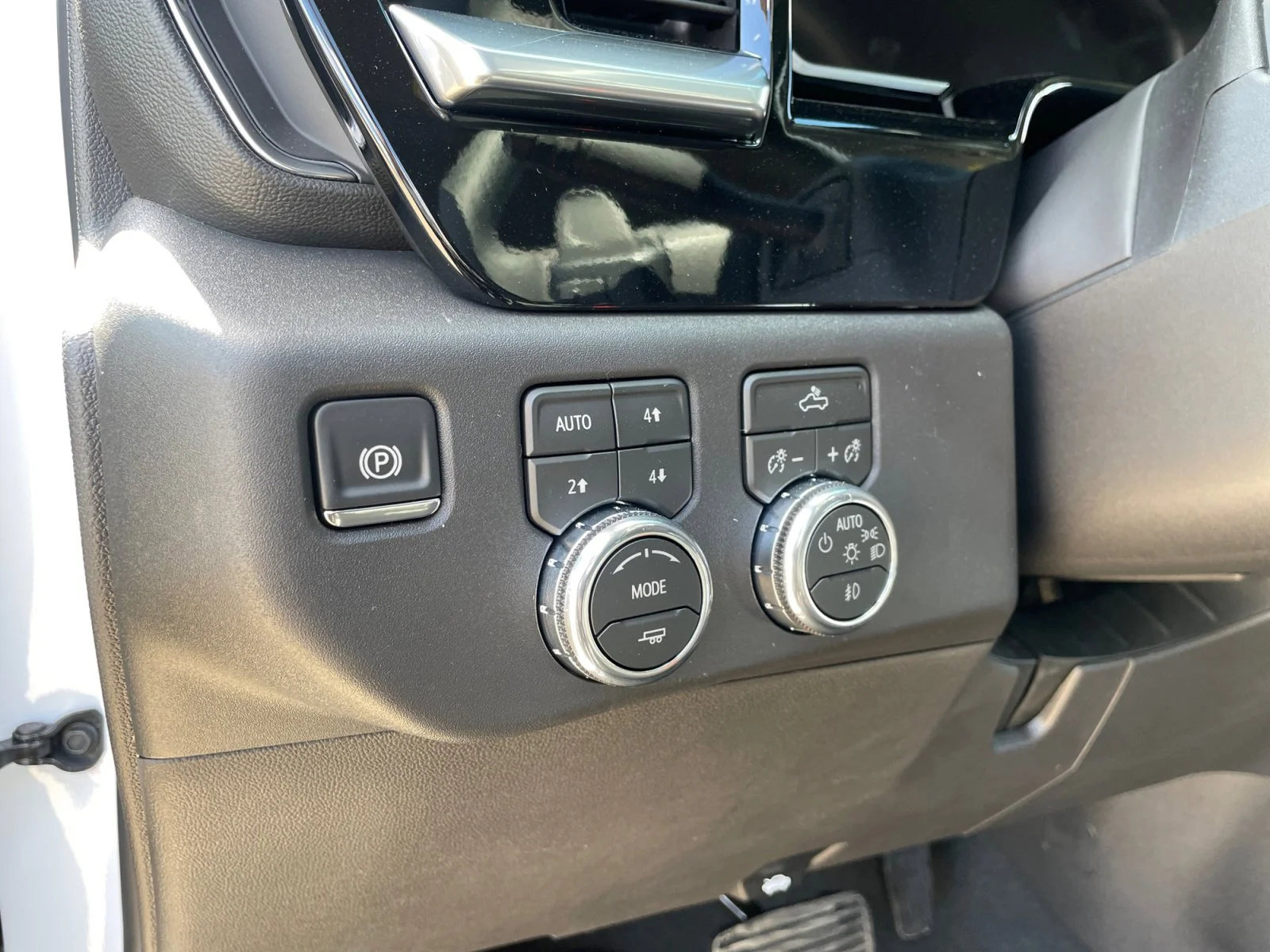 New 2026 Summit White GMC Elevation image 13