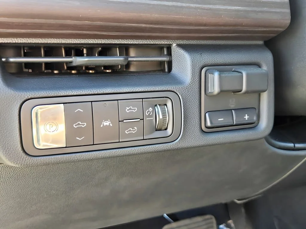 2025 GMC Sierra EV Denali - Photo 28