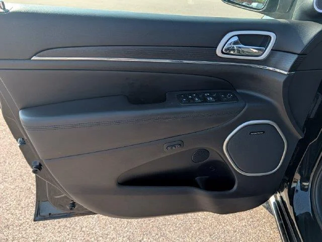 Used 2018  Jeep Summit image 10