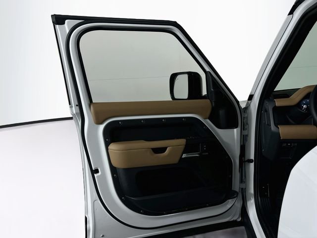 New 2026 White Land Rover X-Dynamic SE image 9