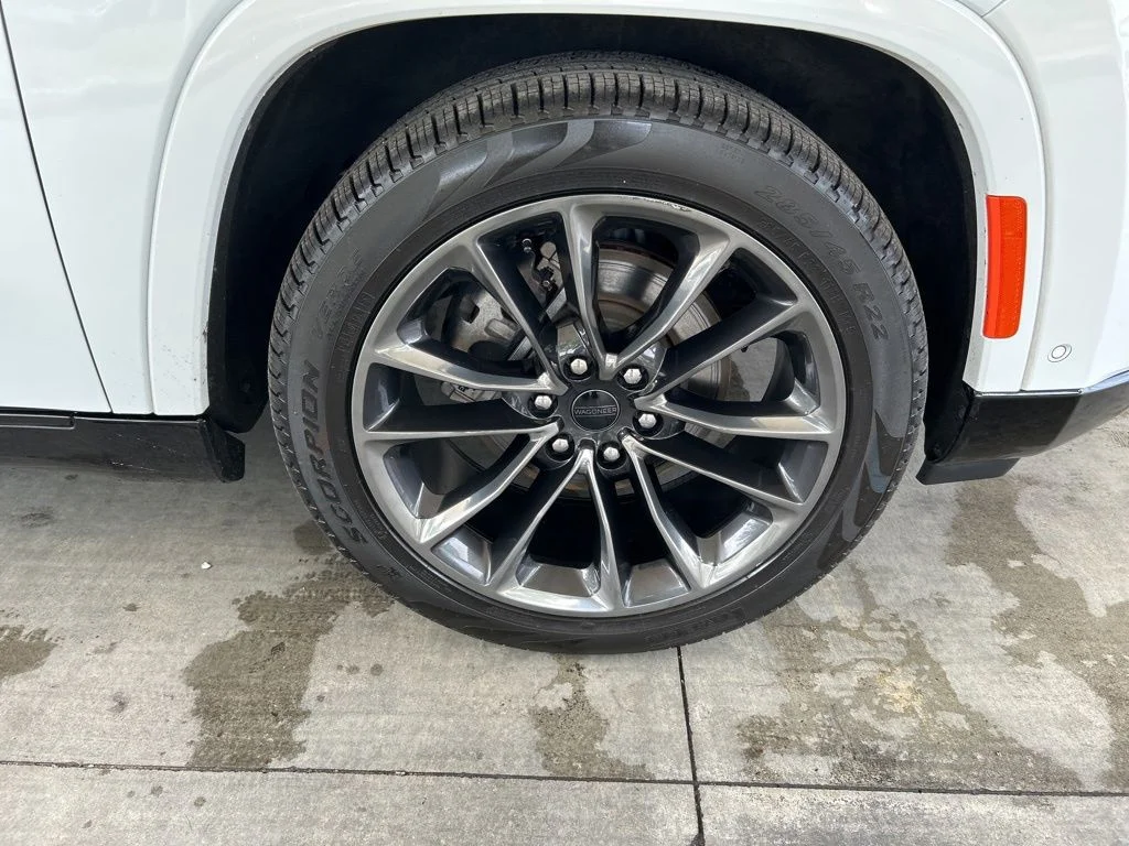 Used 2025 White/off-white Jeep Series III image 26