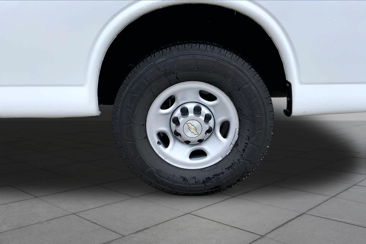 Used 2021 SUMMIT WHITE Chevrolet RWD 2500 Regular Wheelbase WT image 9