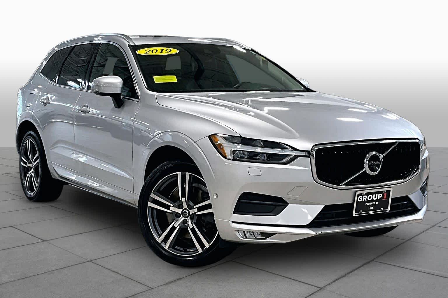 Used 2019 Bright Silver Metallic Volvo Momentum image 3