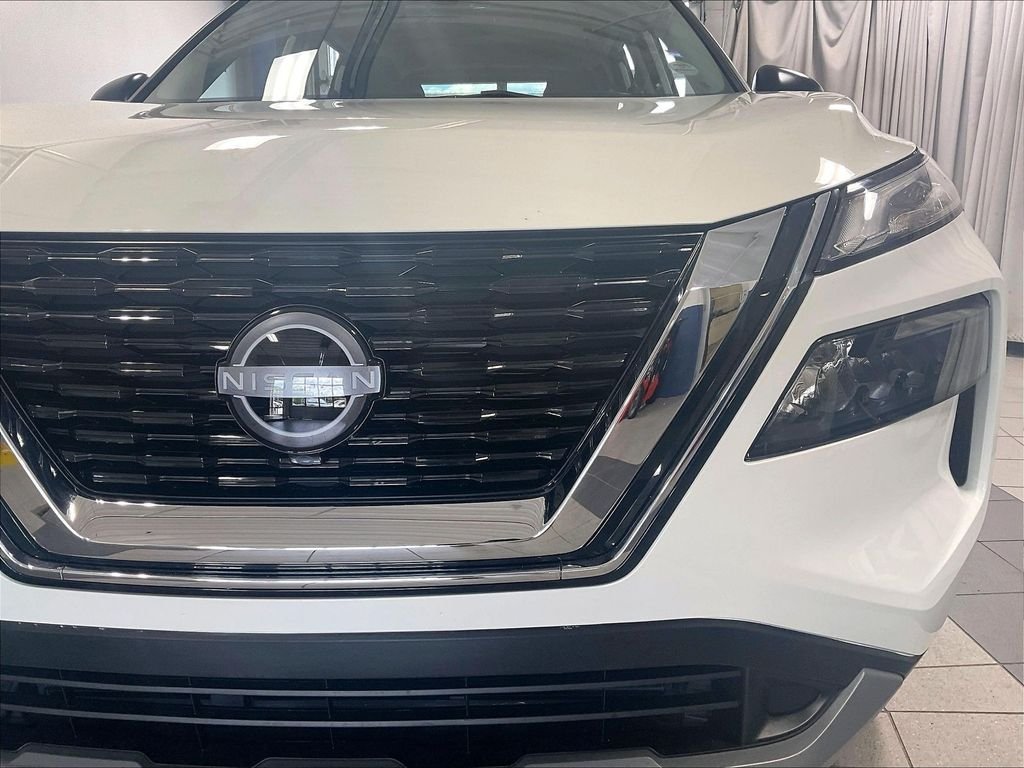 Used 2023 White Nissan S image 32