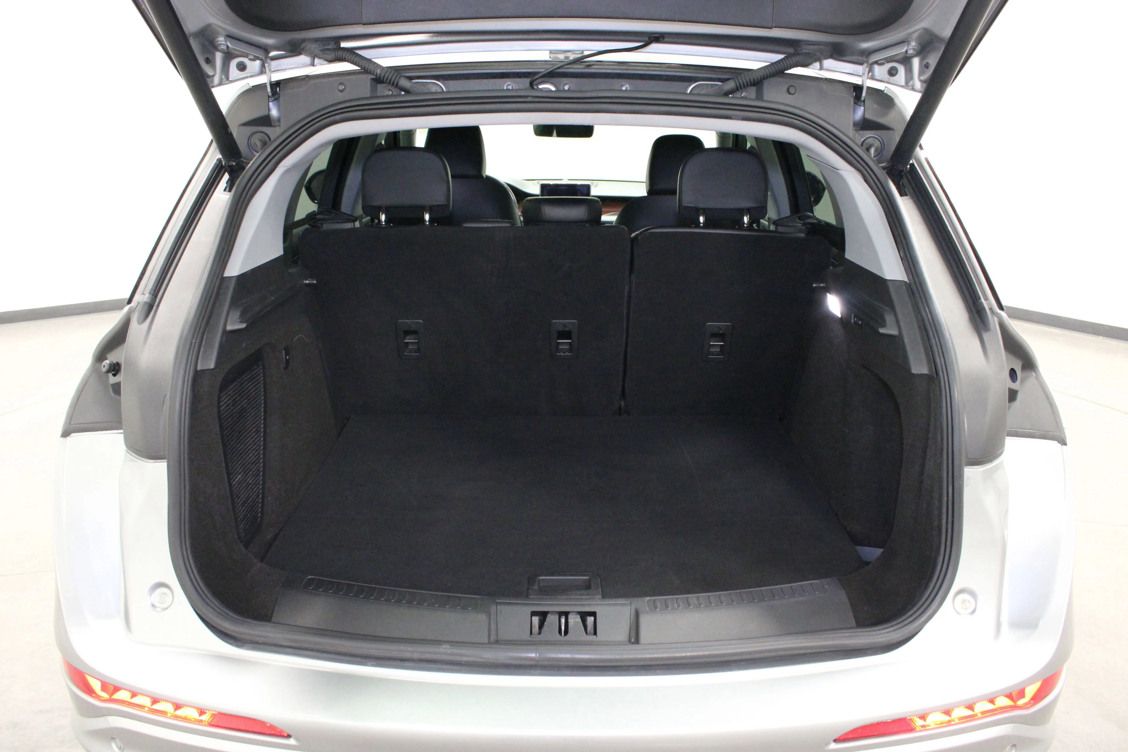Used 2022 Silver Radiance Metallic Clearcoat Lincoln Grand Touring image 13