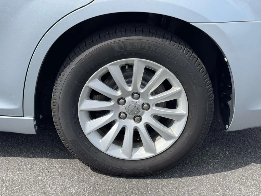 2013 Chrysler 300 Base - Photo 12