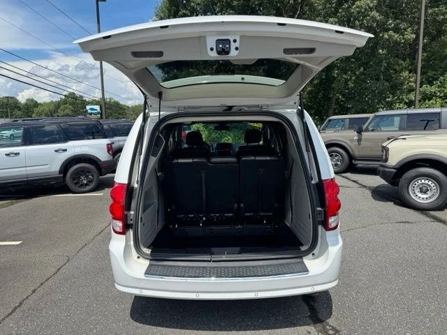 Used 2019 White Dodge SXT image 8