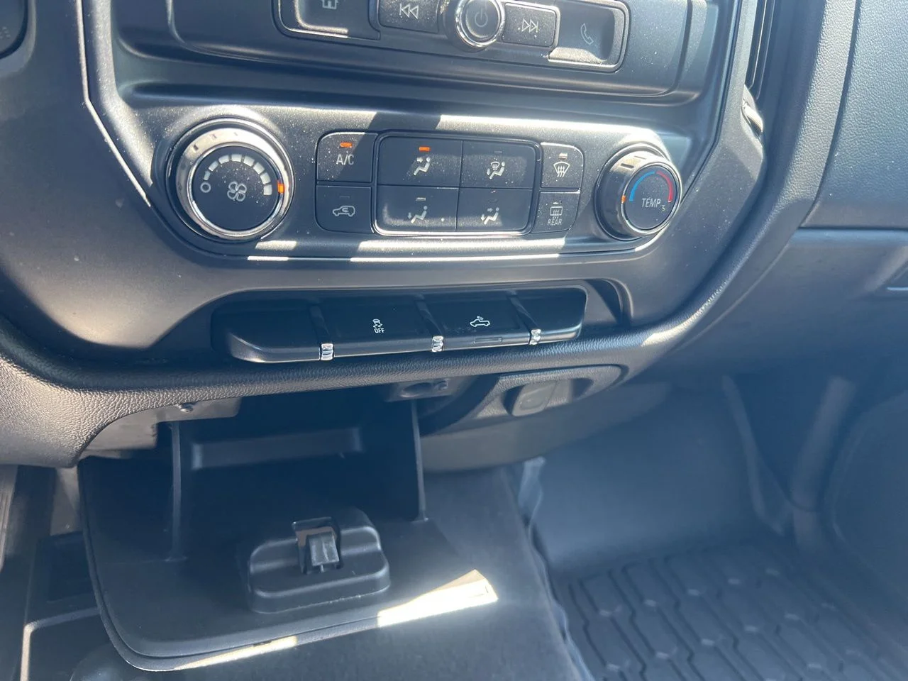 Used 2018 Red Chevrolet Custom image 31