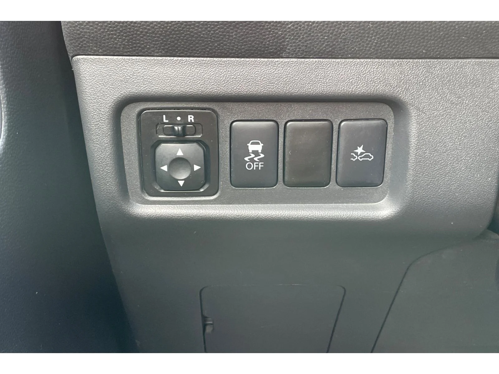 Used 2023 Infrared Metallic w/Black Roof Mitsubishi Black Edition image 34