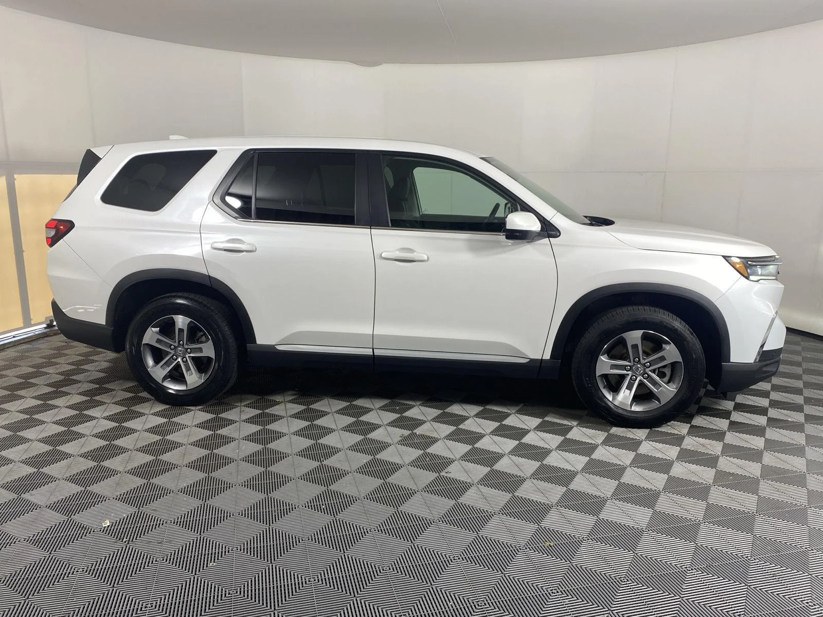 Used 2023 Platinum White Pearl Honda EX-L image 10