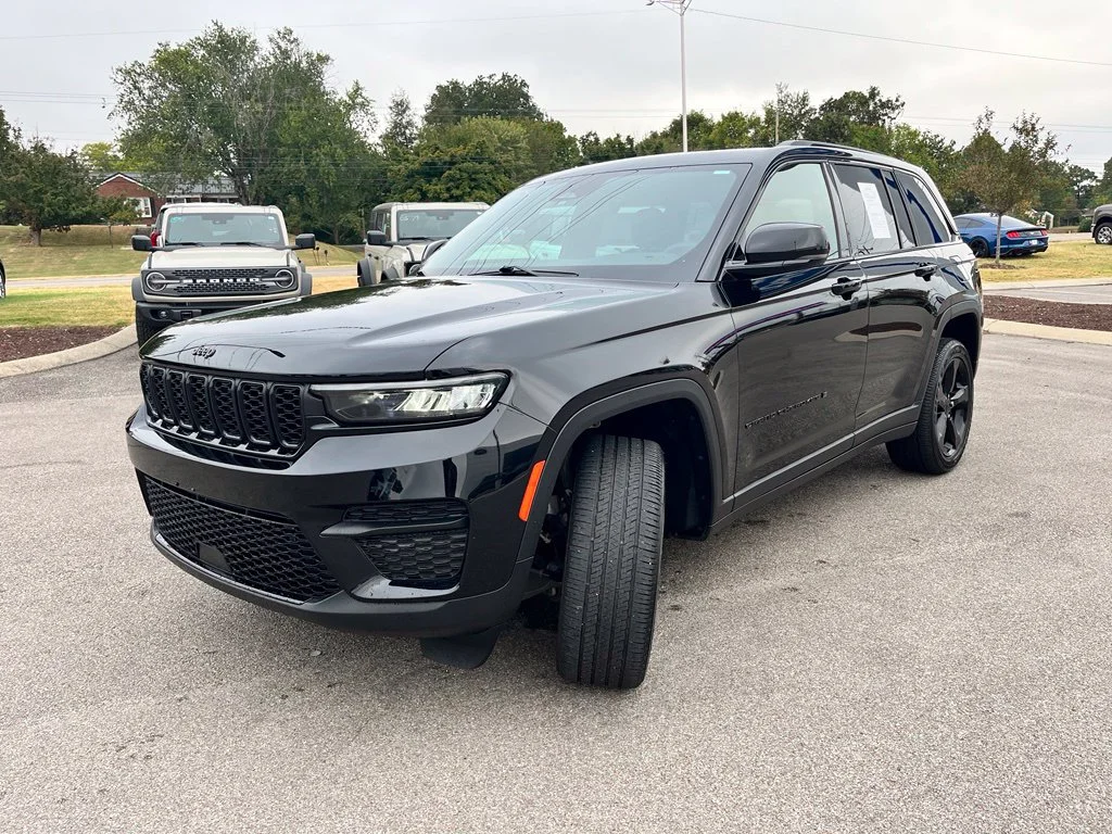 Used 2025 Black Jeep Altitude X image 3