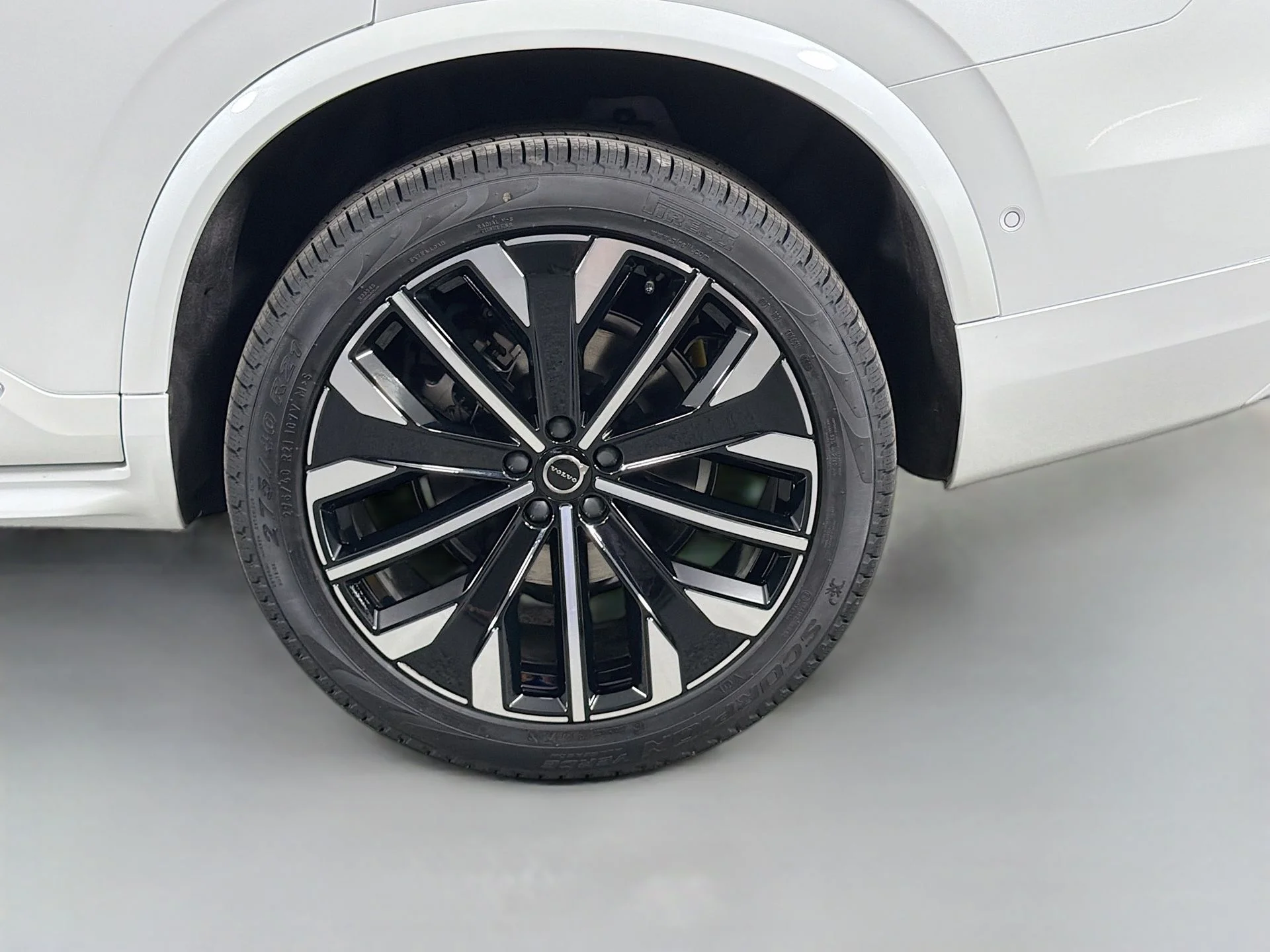 New 2026 Crystal White Volvo Plus image 33