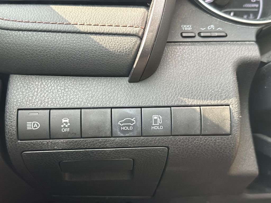Used 2020 White Toyota LE image 17