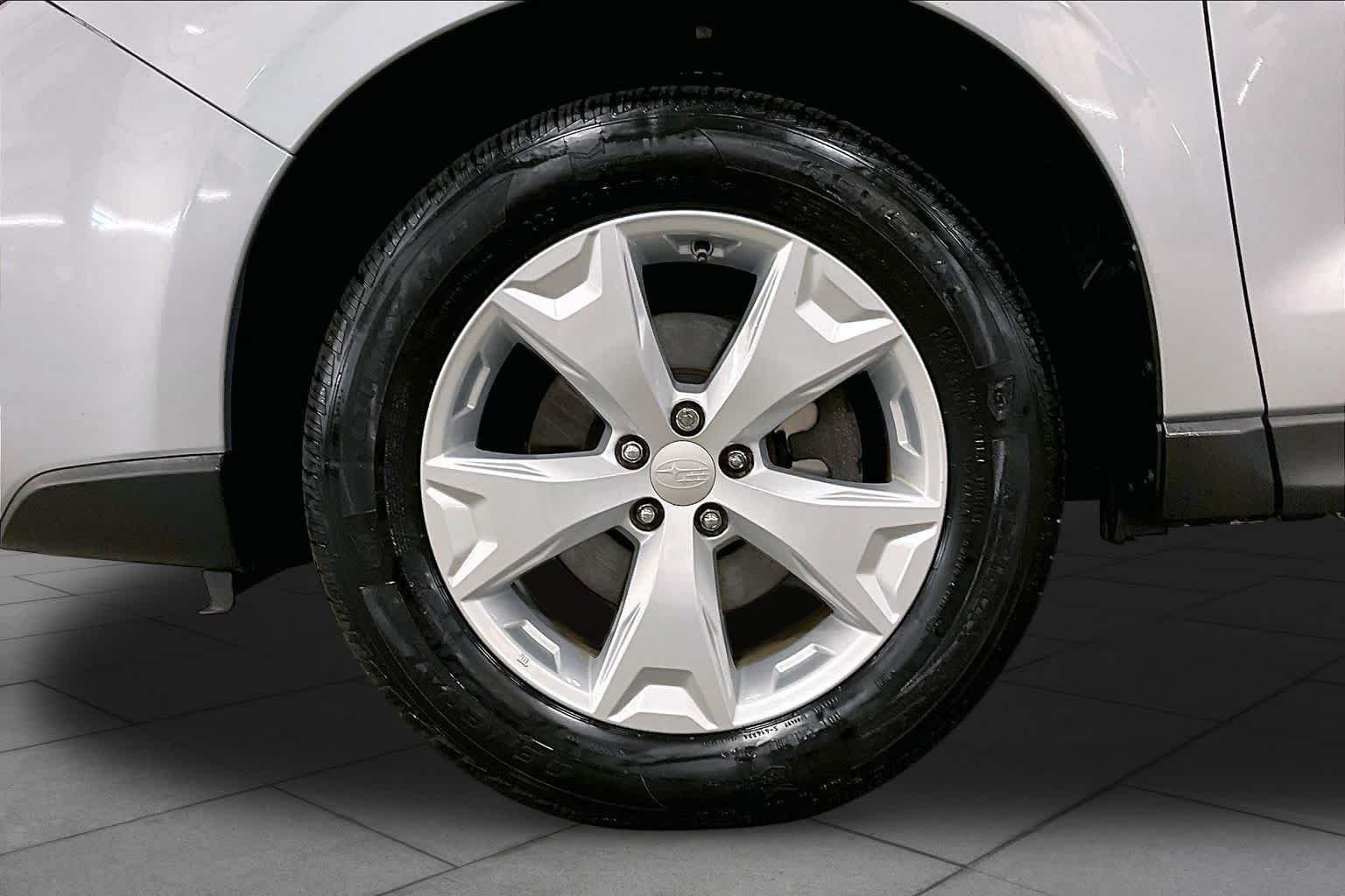 Used 2014 Ice Silver Metallic Subaru 2.5i Premium image 11