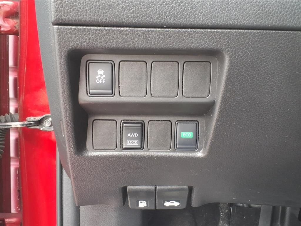 Used 2018 Ruby Nissan S image 17