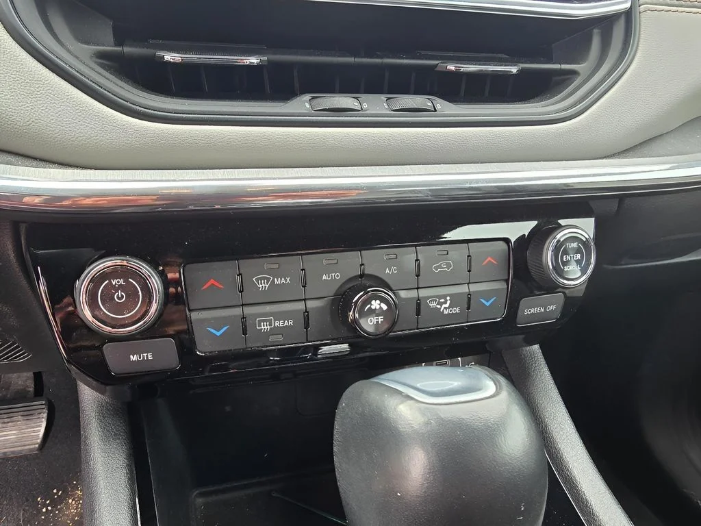 Used 2024 Hydro Blue Pearlcoat Jeep Limited image 20