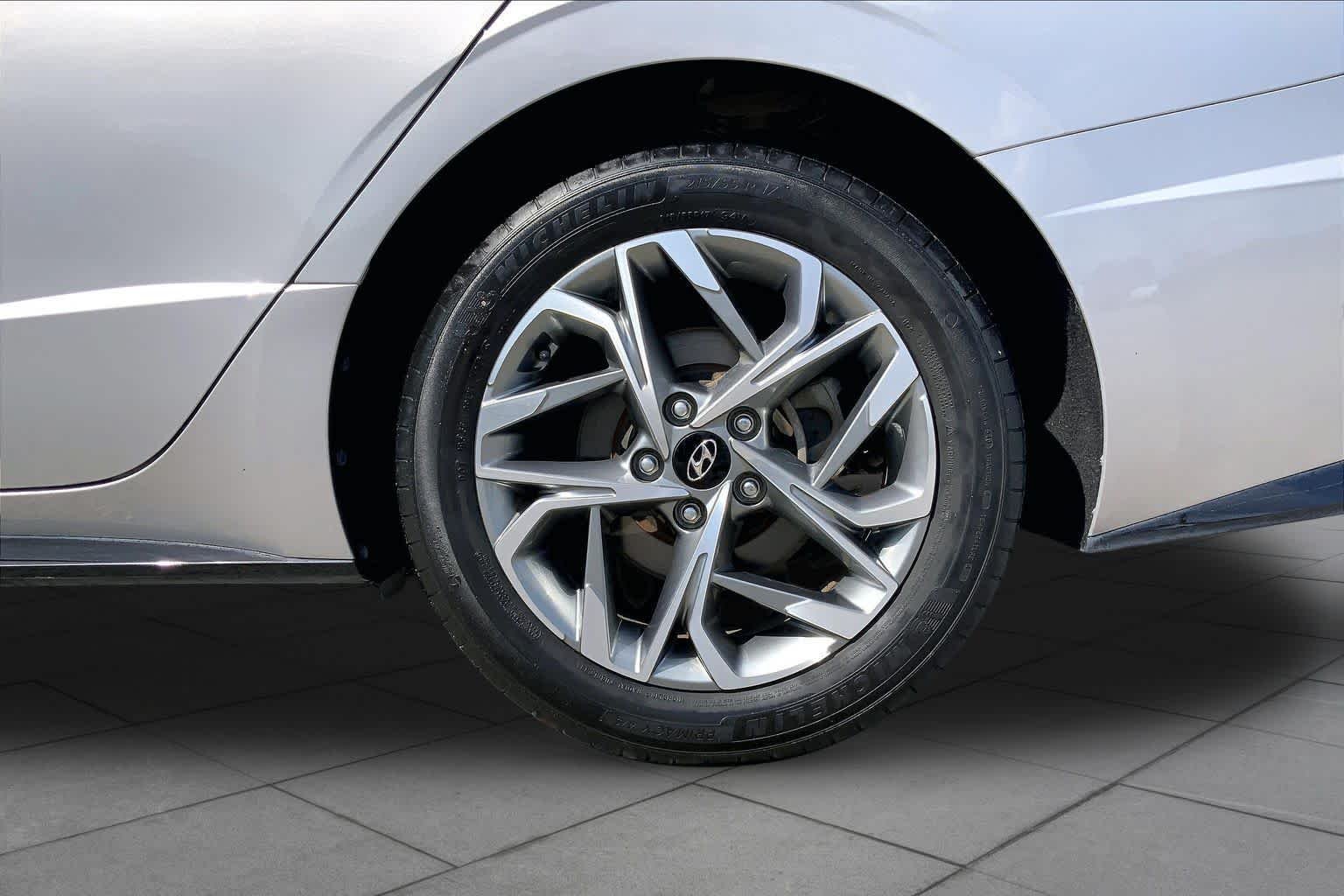 Used 2023 Hampton Gray Hyundai SEL image 11