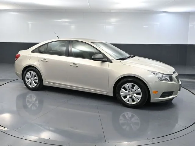 2013 Chevrolet Cruze LS - Photo 3