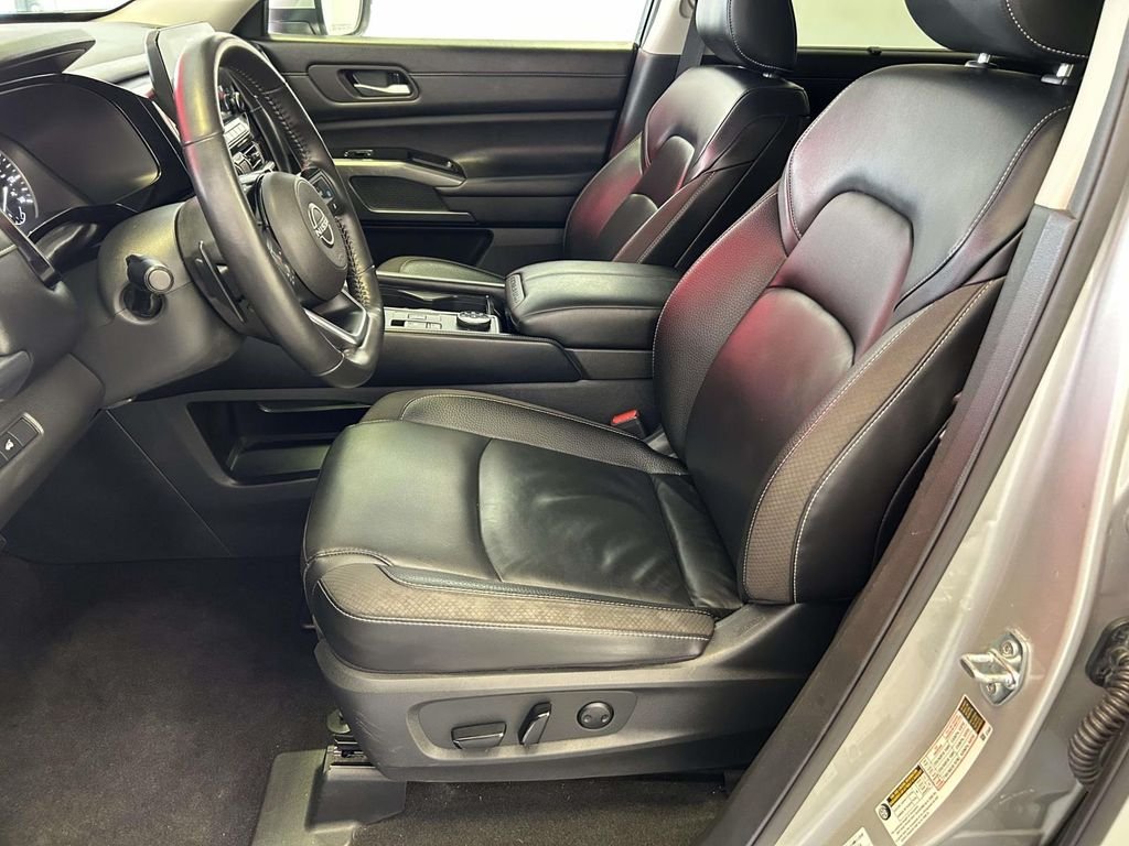 Used 2025 Silver Nissan SL image 12