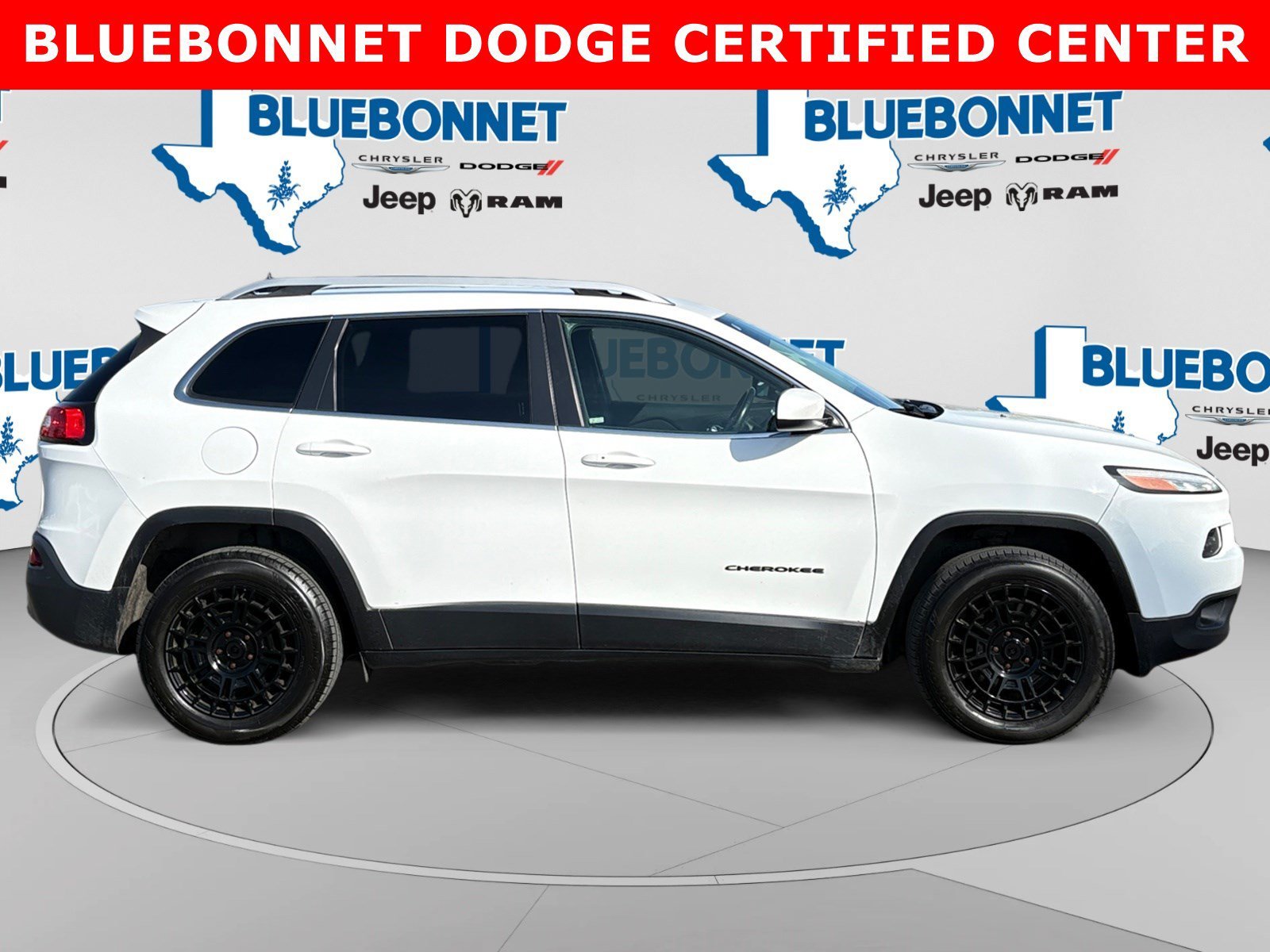 Used 2017 Bright White Clearcoat Jeep Latitude image 4