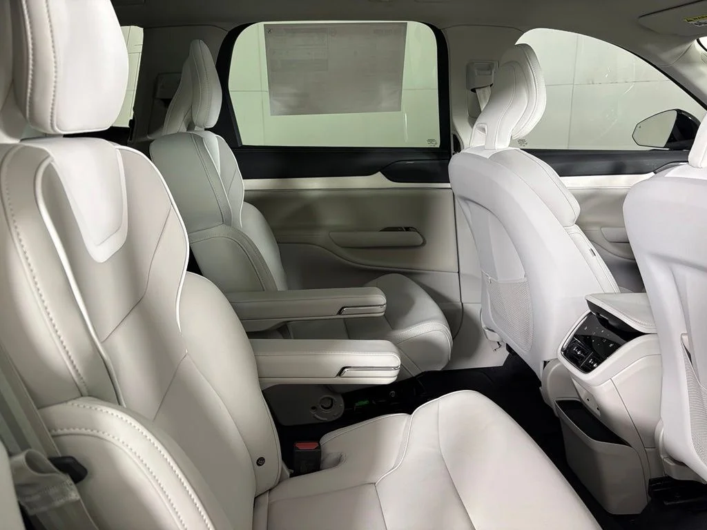 New 2026 Crystal White Volvo Plus image 17
