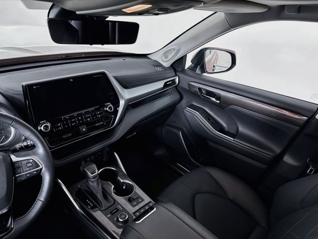 Used 2022 Red Toyota Platinum image 25