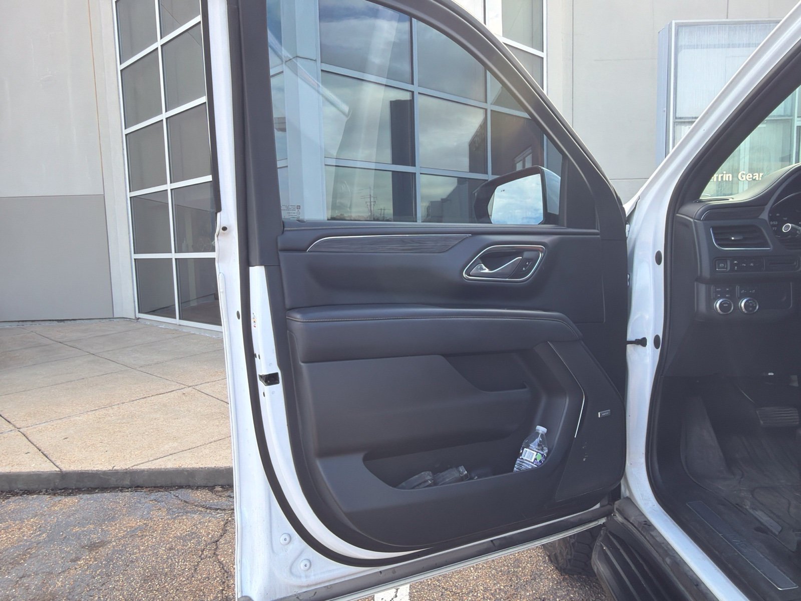 Used 2023 White GMC SLT image 21
