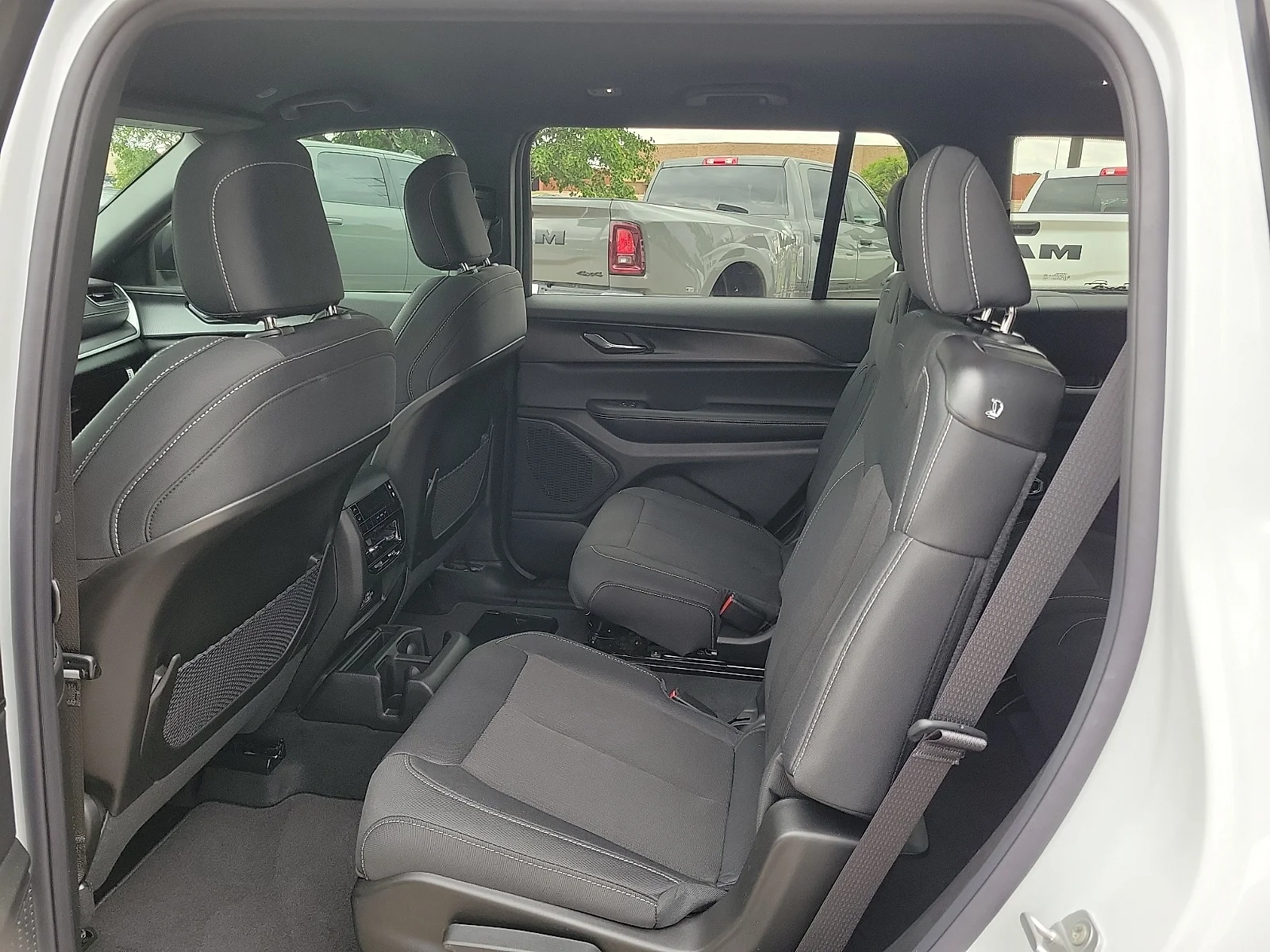 New 2026 PW7 Bright Whit Jeep L LAREDO 4X4 image 9