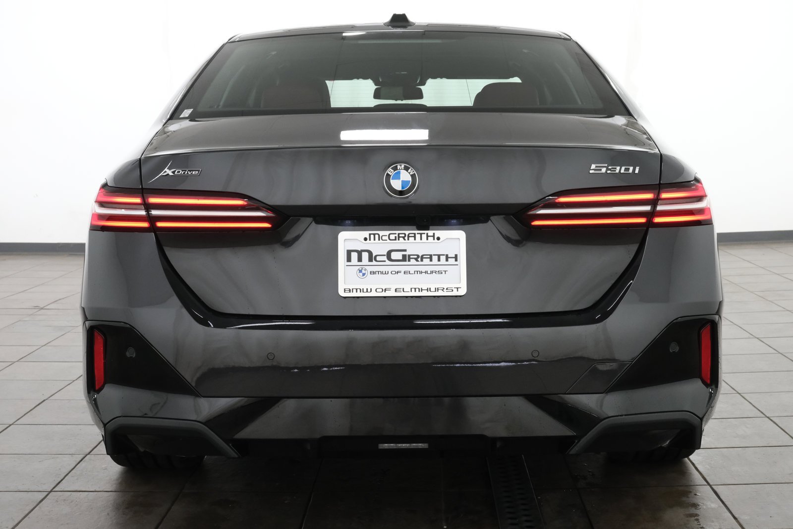 New 2027 Dark Graphite Metallic BMW 530i xDrive image 4