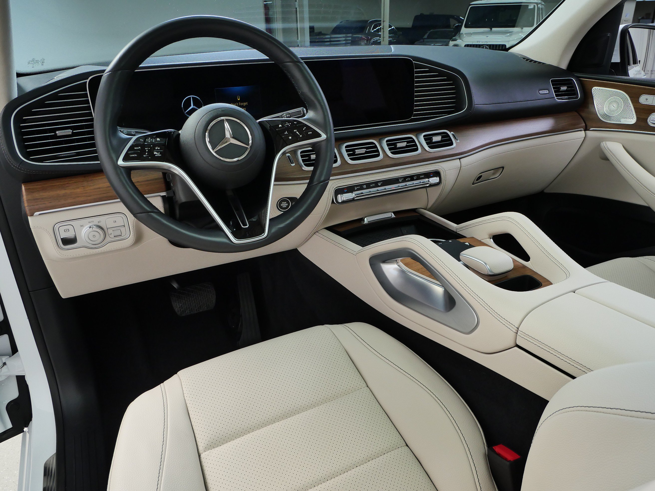 Certified Used 2025 MANUFAKTUR Moonlight White Metallic Mercedes-Benz GLE 350 image 3