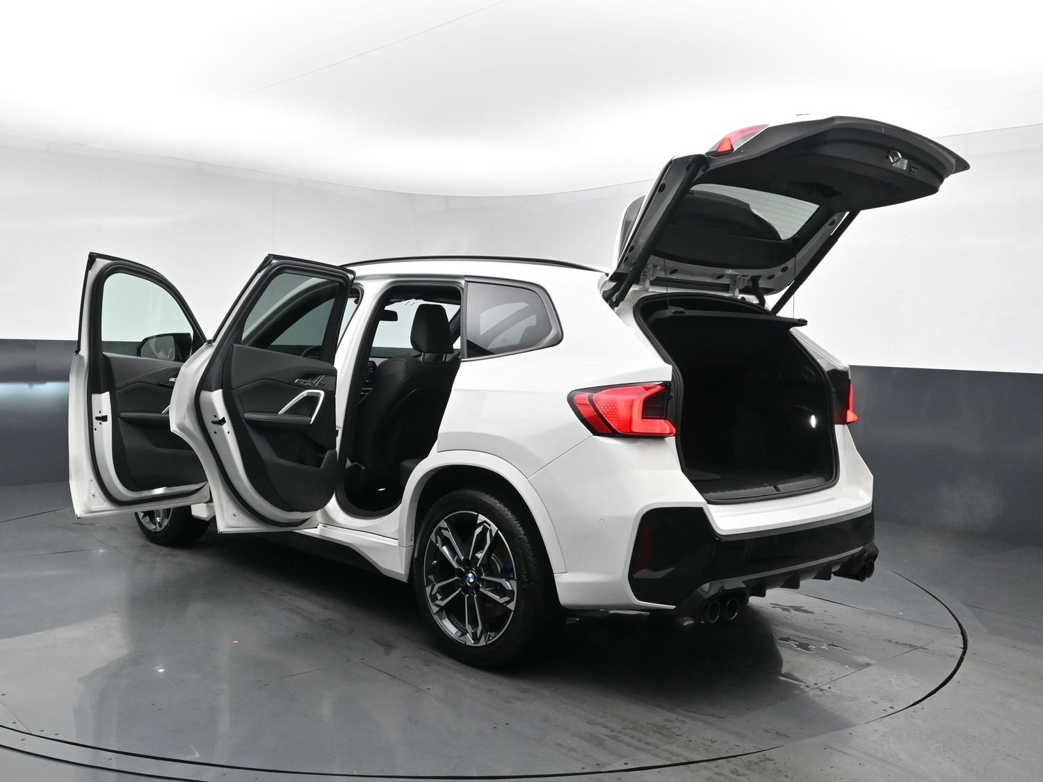 Used 2026 White BMW M35i image 29