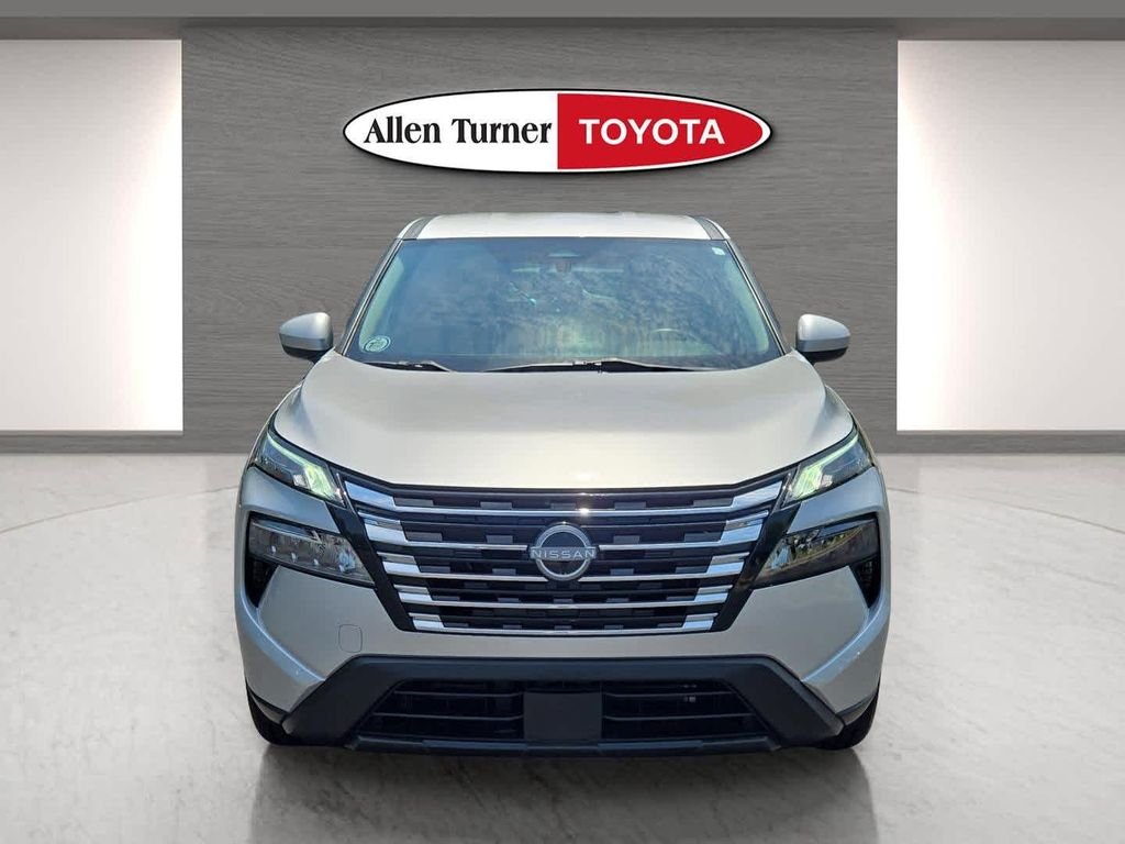 Used 2024 Silver Nissan SV image 4