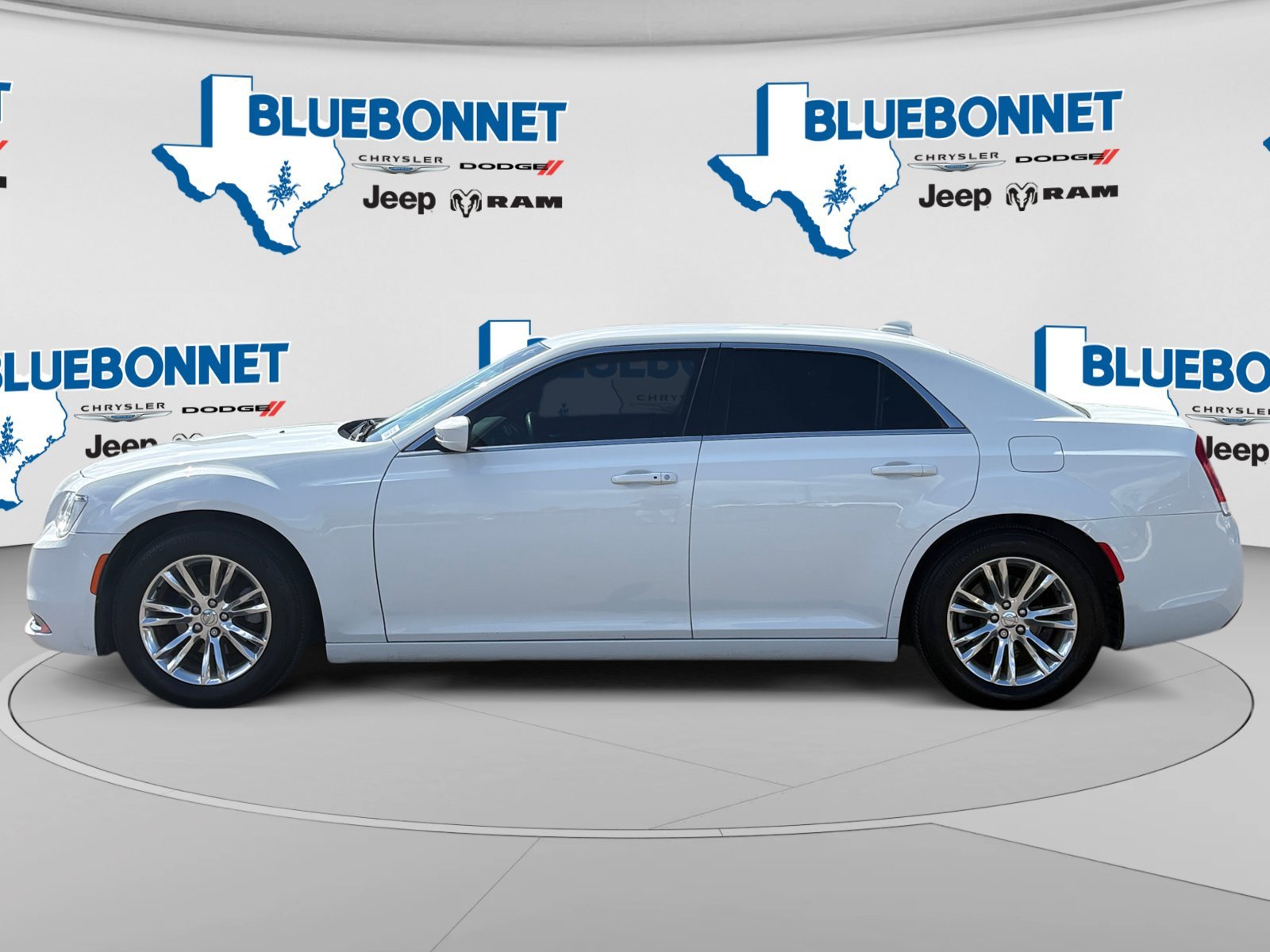 Used 2018 Bright White Clearcoat Chrysler Touring L image 8