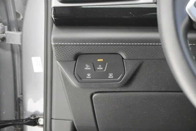 2025 Volkswagen Atlas Cross Sport SE w/Tech - Photo 31