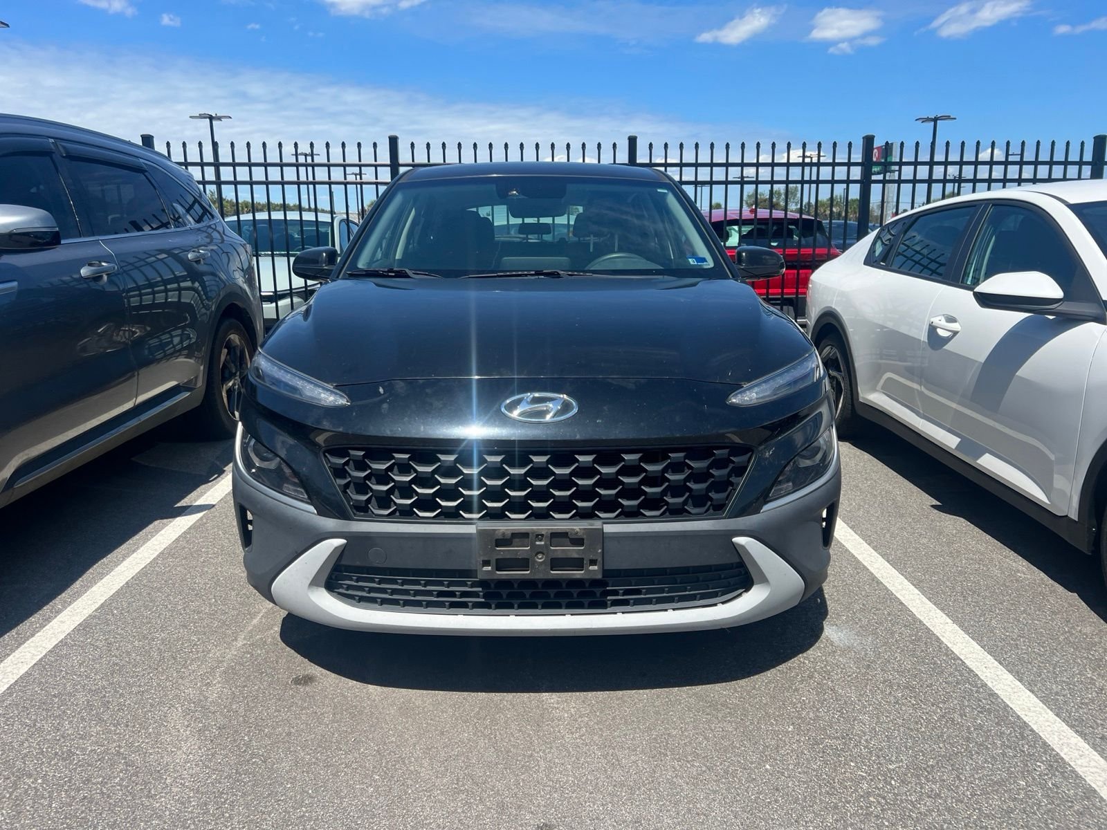 Used 2022 Black Hyundai SE image 2