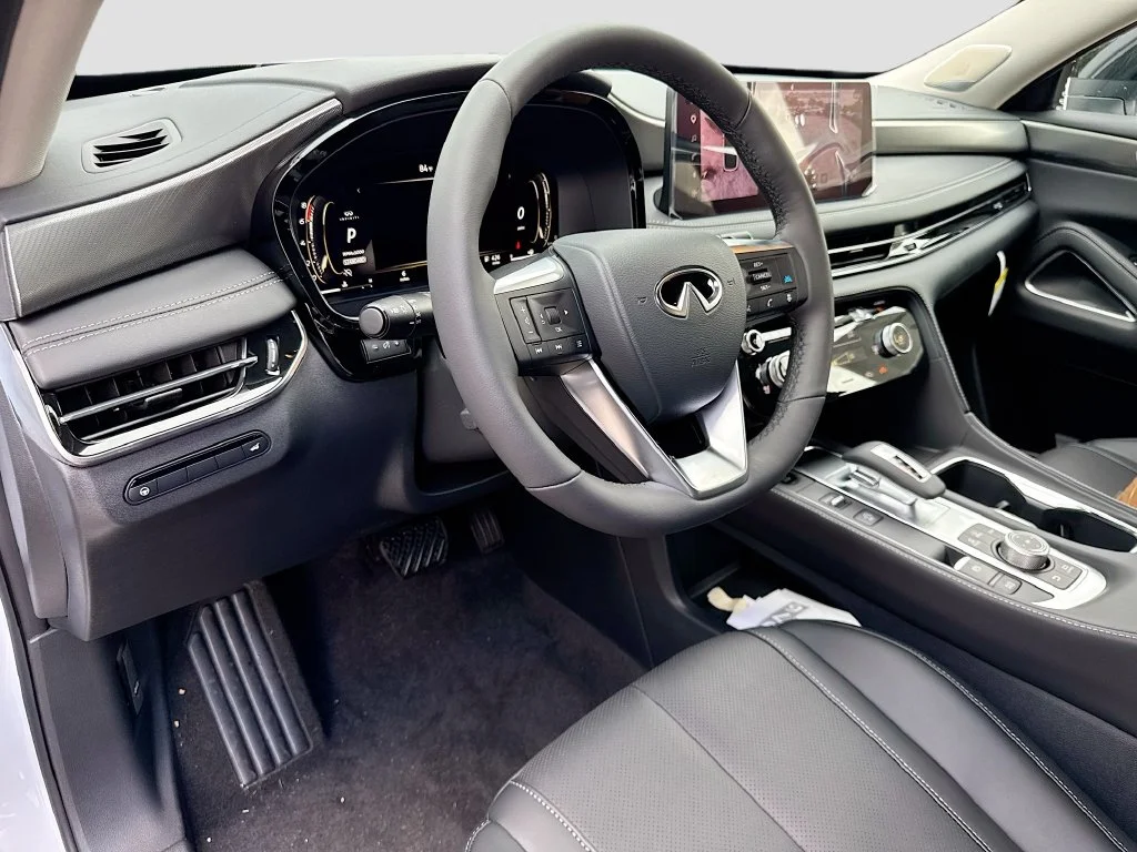 New 2027 RADIANT WHITE INFINITI Luxe FWD image 9