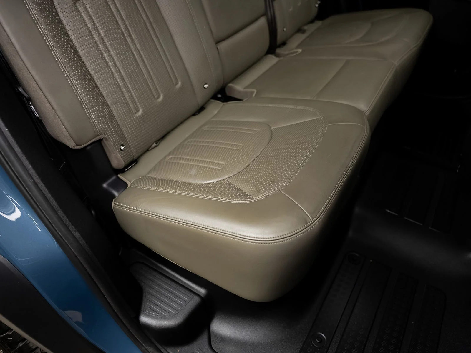 Used 2020 Blue Land Rover HSE image 37