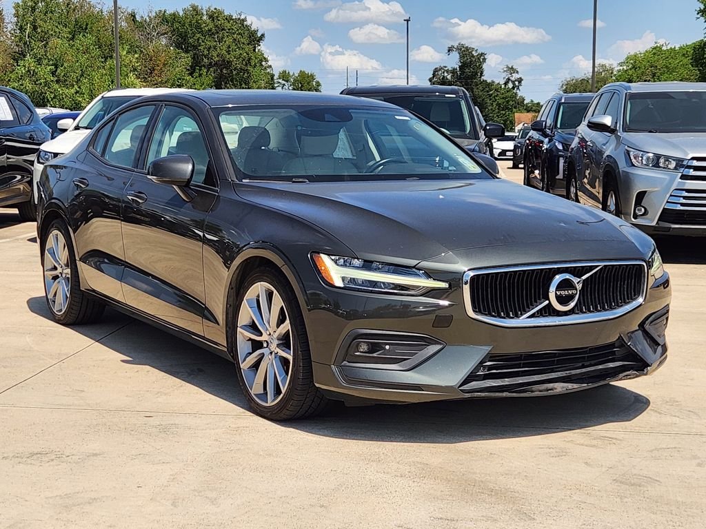 Used 2021 Pine Grey Metallic Volvo Momentum image 3