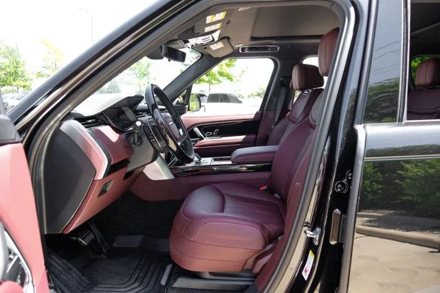 New 2026 Black Land Rover SE image 3