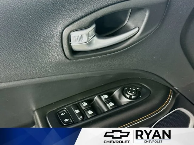 Used 2018 Silver Jeep Latitude image 17