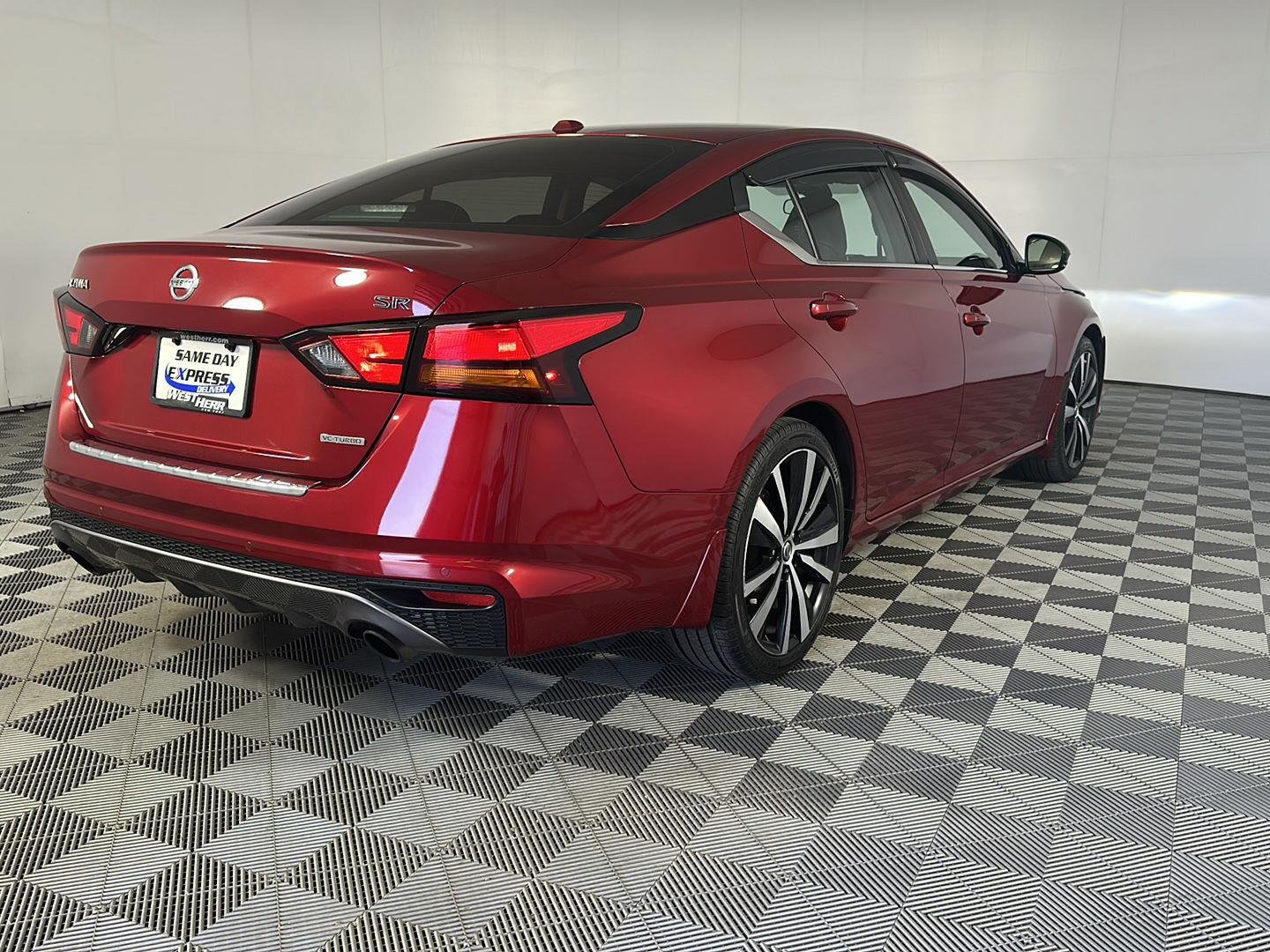 Used 2022 Scarlet Ember Tintcoat Nissan 2.0 SR image 7