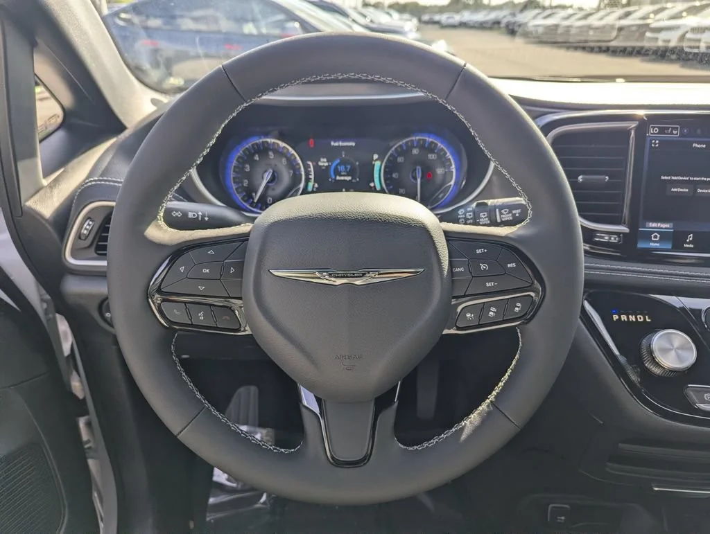 New 2026 Bright White Clear-Coat Exterior Paint Chrysler Select image 18