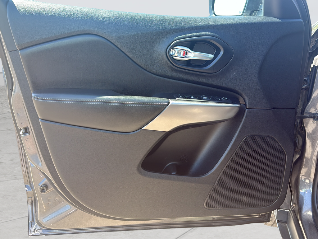 Used 2021 Gray Jeep Latitude Plus image 19