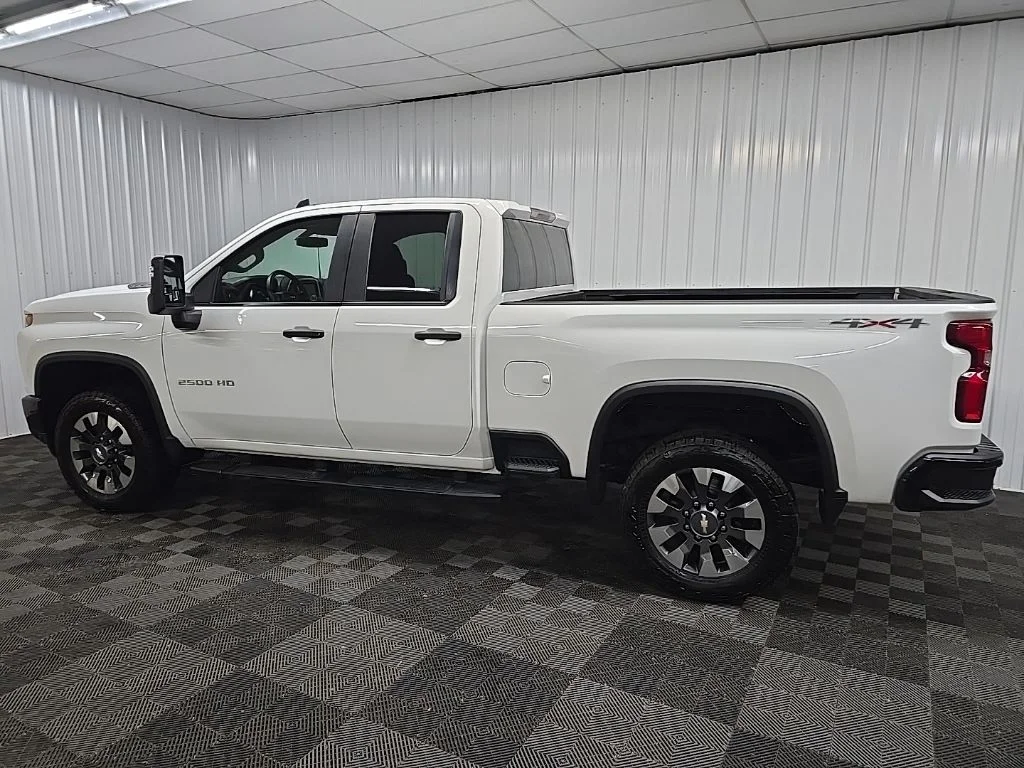 Used 2021 White Chevrolet Custom image 3