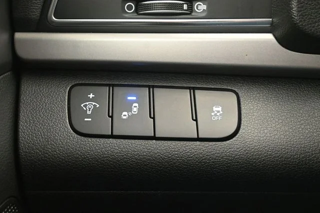 Used 2018 Silver Hyundai Value Edition image 25
