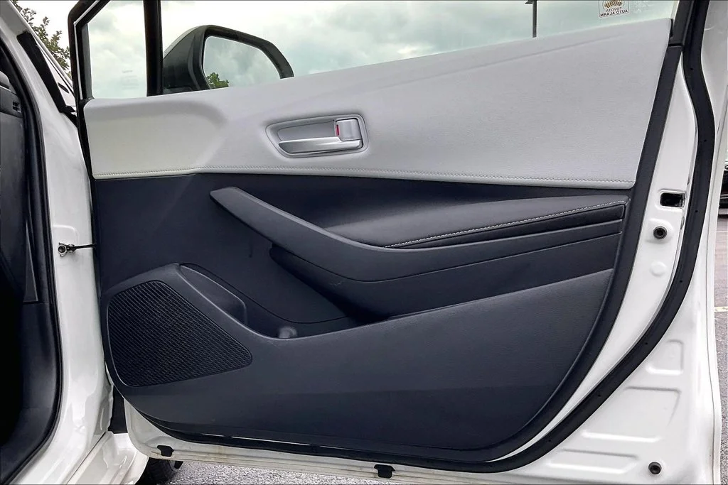 Used 2019 White Toyota SE image 27