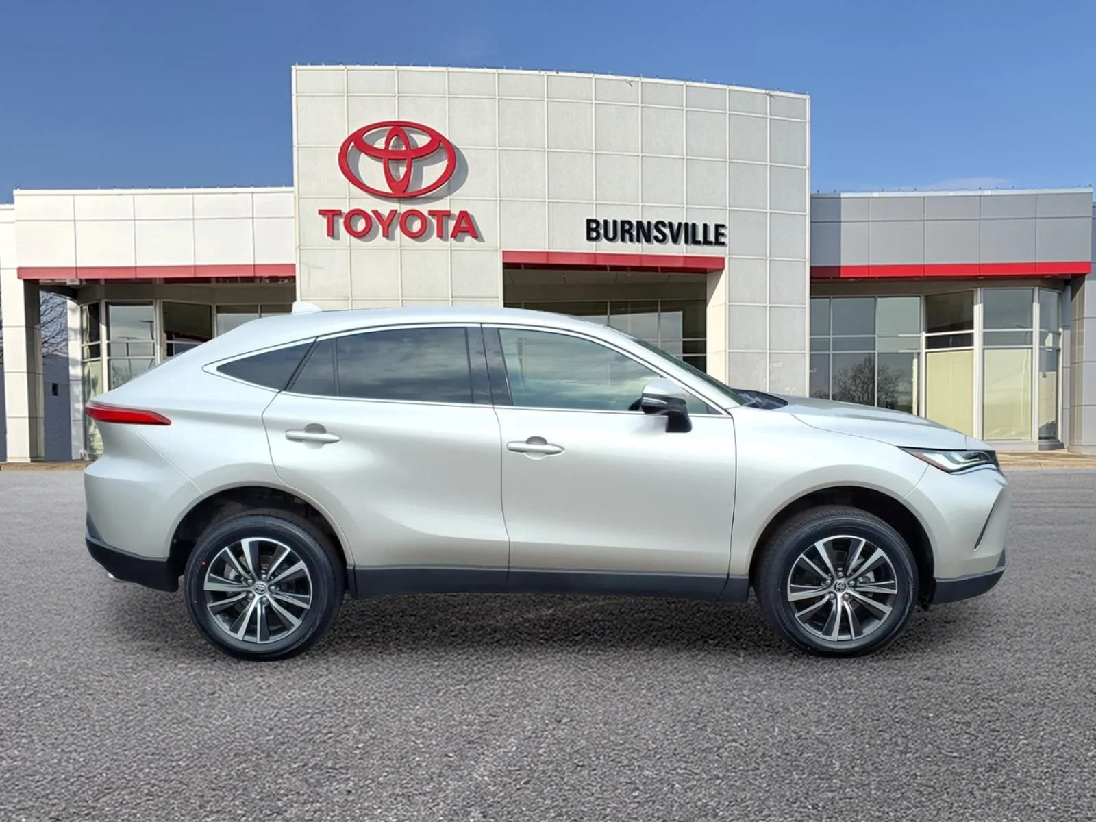 Used 2024 Toyota Venza LE with VIN JTEAAAAH4RJ174295 for sale in Burnsville, Minnesota